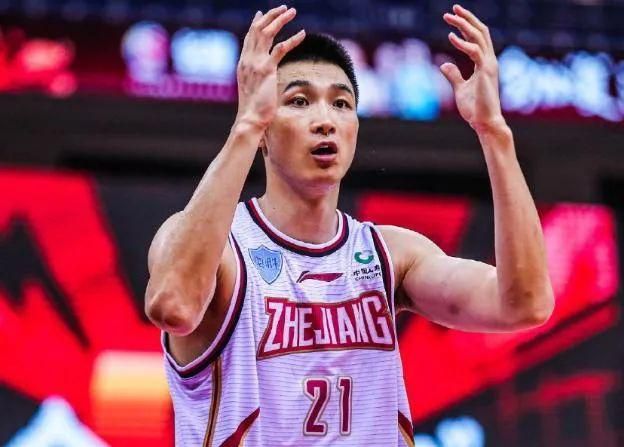 她骗他。